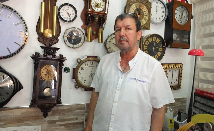 Burhaniye’de 50 yıllık tamircinin asırlık saatleri