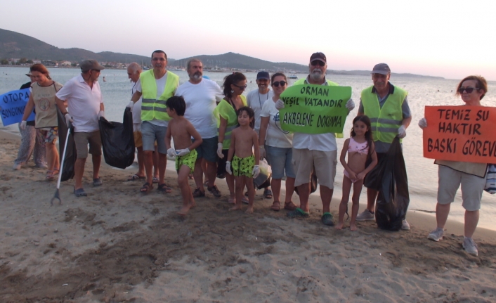 Burhaniye’de Çevreciler Plaj Temizliği Yaptı