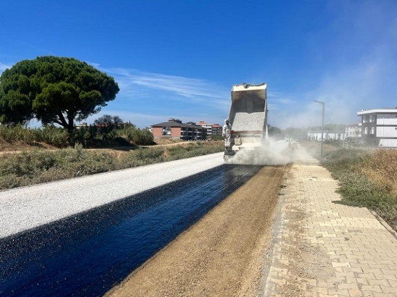 Gömeç’te 3 yıllık hikayede yol alındı. Ulubeyler Mahallesi'nde yol sevinci yaşanıyor.