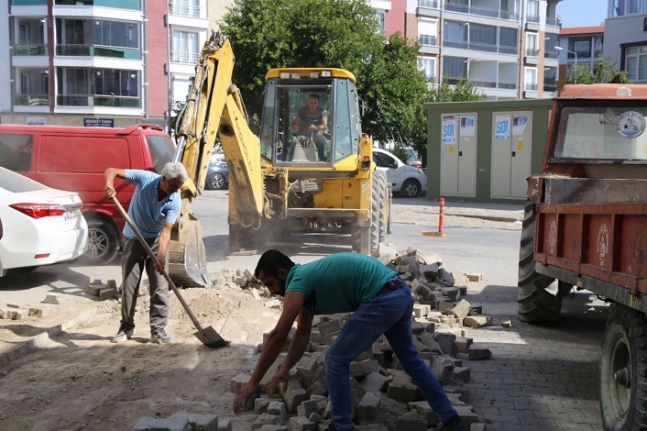 Burhaniye Belediyesi Fen İşleri Müdürlüğü Ekipleri Aralıksız Çalışmaya Devam Ediyor