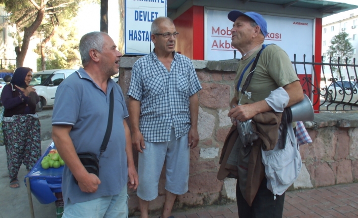 Burhaniye’de Görme Engelli Vatandaş 50 yıldır Darbuka Çalıp Türkü Söylüyor