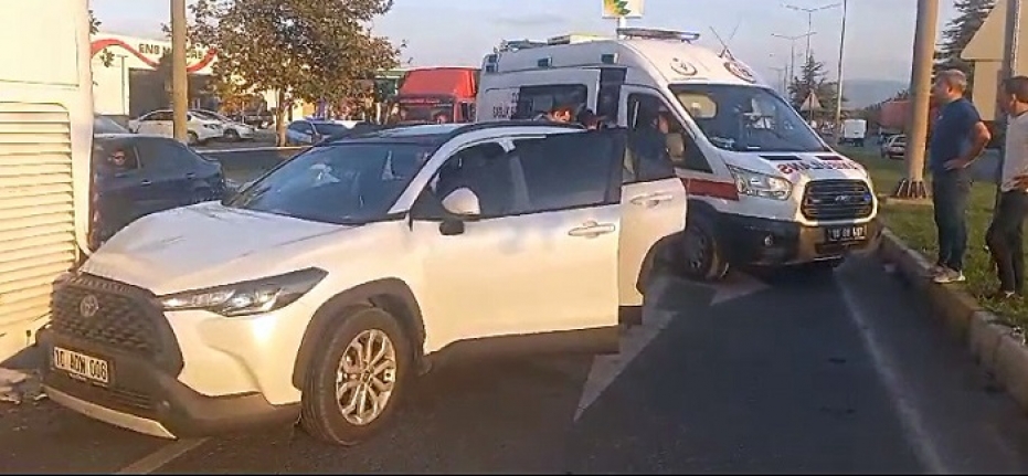 Edremit’te kadın sürücü kırmızı ışıkta otobüse çarptı: 1 yaralı