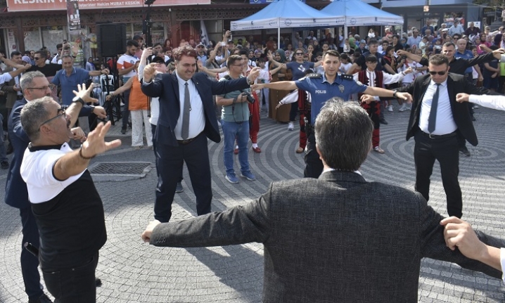 Havran'da kurtuluş coşkusu meydana sığmadı: Protokolü 'Harmandalı' ve 'Zeybek' oynattırdı