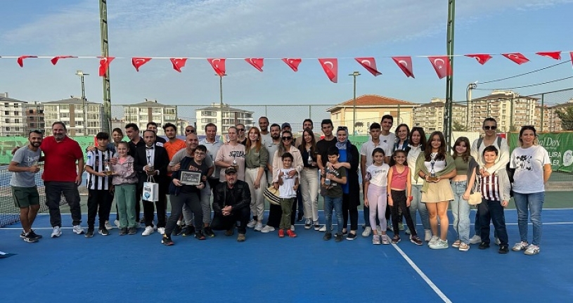 Bandırma'da “Yaşasın Cumhuriyet” Tenis Turnuvası sona erdi.