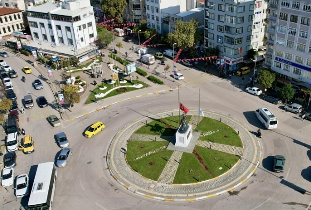 Bandırma Belediyesi'nin kentte modern çevre, estetik çalışmalaru hız kesmiyor