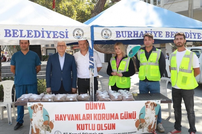 Başkan Deveciler Dünya Hayvanları Koruma Gününü Hayvanseverler İle Kutladı