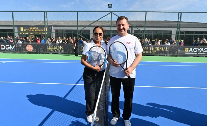 Başkan Yılmaz, Avşar kızı ile tenis maçı yaptı