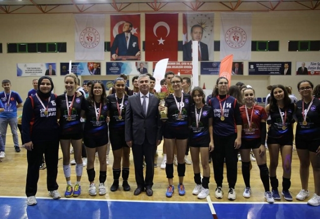Burhaniye'de Voleybol Ve Basketbolda Ödüller Sahiplerini Buldu