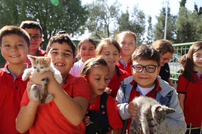 Burhaniye’de Öğrencilerden Hayvan Barınağına Ziyaret