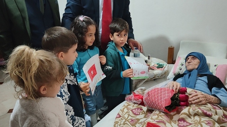 Çocuklar Hanife Ninenin 100'üncü Yılını Coşkuyla Kutladılar