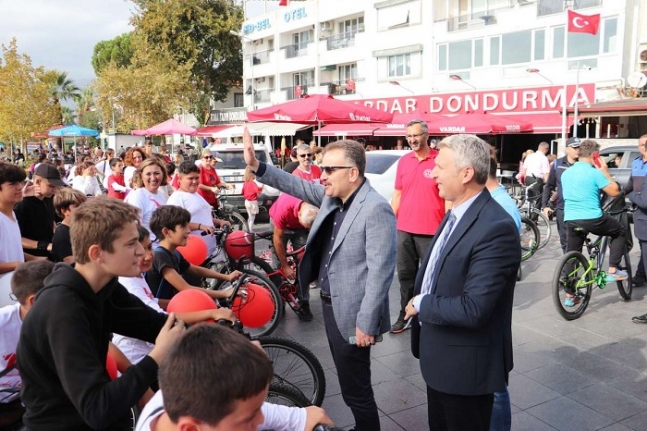 Edremit’e Yakışır Cumhuriyet Coşkusu, Rekor Katılımlı Bisiklet Turu