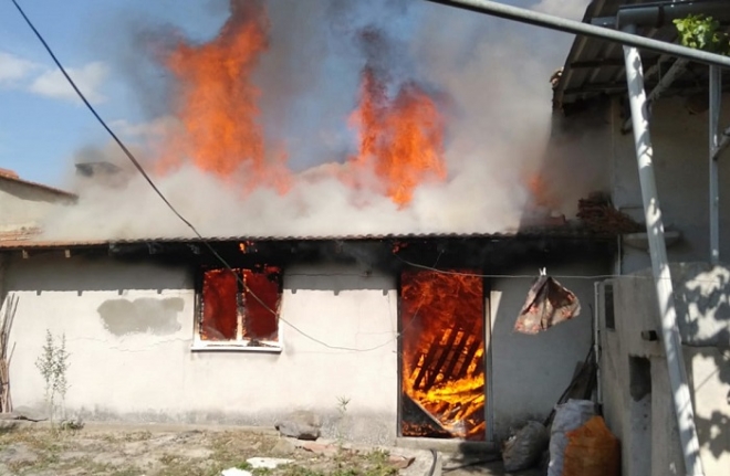 Karesi'de tek katlı ev alev alev yandı