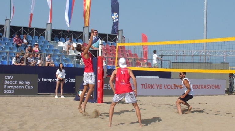 Plaj Voleybolu Avrupa Kupası maçları Burhaniye'de başladı