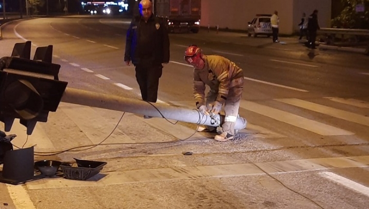 Susurluk’ta açık kalan kamyonun damperi trafik direklerini yerinden söktü, geçti
