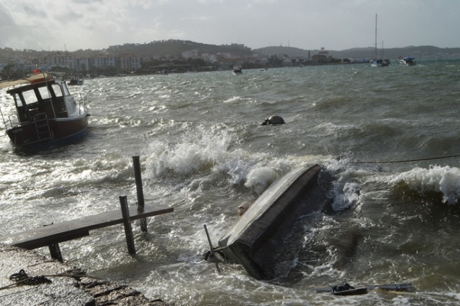 Ayvalık’ta kuvvetli fırtına hayatı felç etti