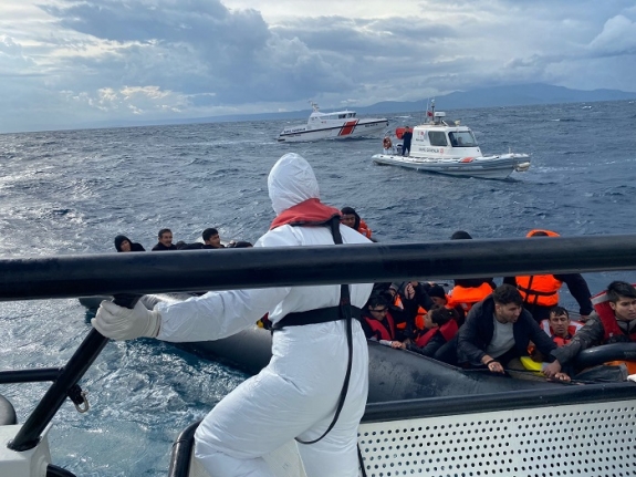 Ayvalık’ta Türk Karasularına İtilen 45 Düzensiz Göçmen Kurtarıldı