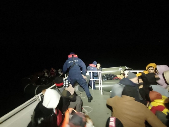 Ayvalık’ta Yunan Unsurlarınca Türk Karasularına İtilen 42 Göçmen Kurtarıldı