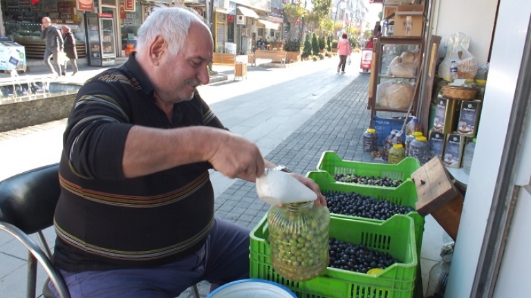 Burhaniye'de  Kırma Zeytin Hazırlanmasına Başlandı