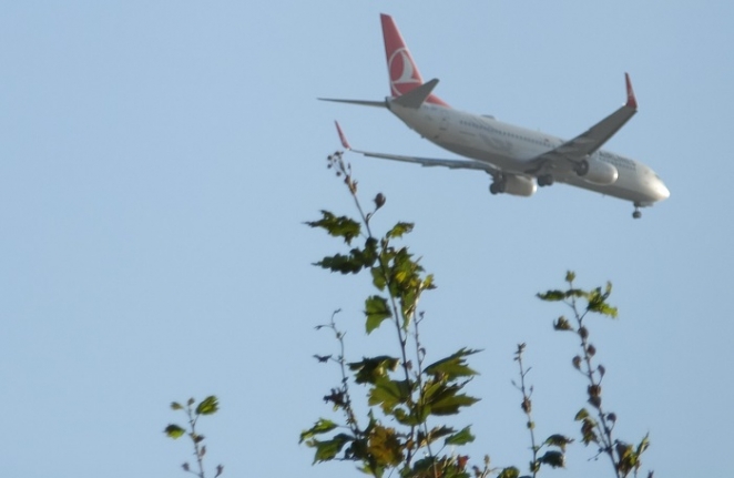 Burhaniye semalarındaki uçak heyecana neden oldu