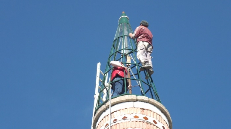Burhaniye’de Yalçın çifti minare tamiri ile ekmeğini kazanıyor