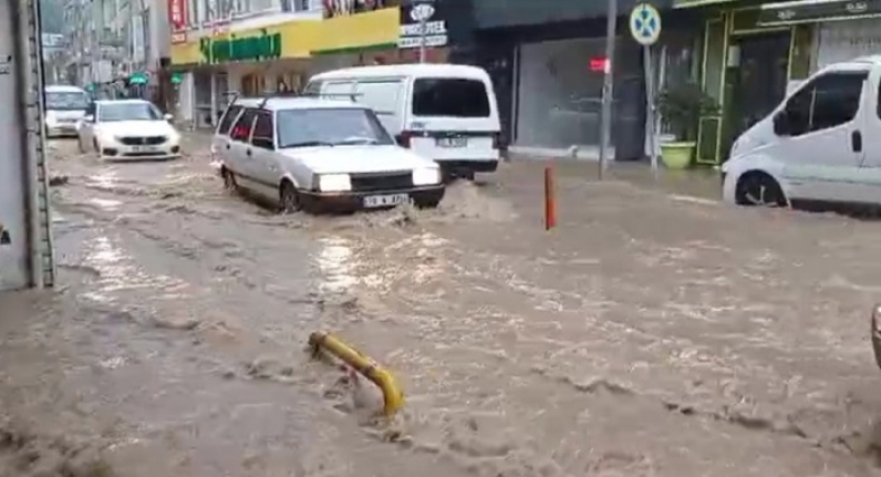 Edremit'te 5 dakika sağanak yağış hayatı felç etti...Yollar göle döndü