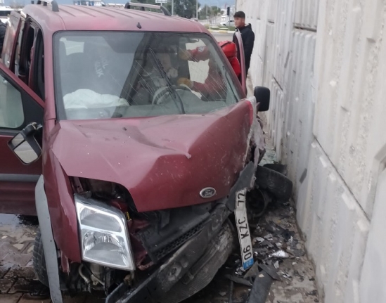 Edremit'te kaza: Üst geçit duvarına çarptı