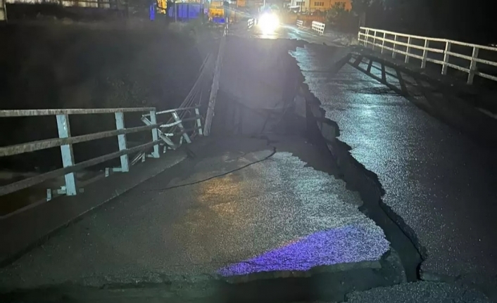 Edremit'te sağanak yağış köprüyü yıktı