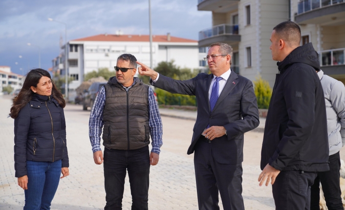 Ayvalık’ta doğalgaz inşasında tahrip olan yollara belediye neşteri