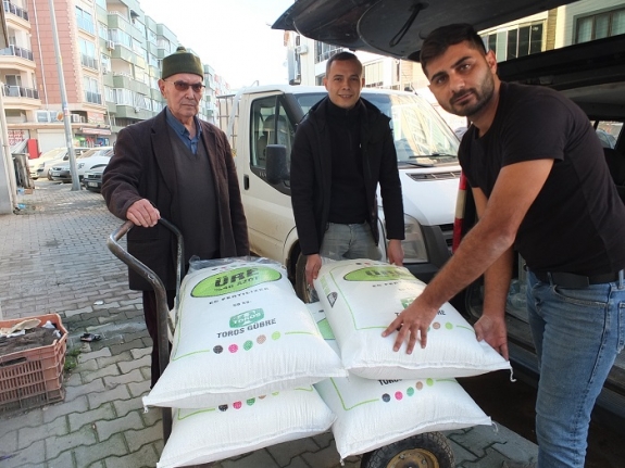 Burhaniye'de yağmurlardan sonra gübre satışları arttı