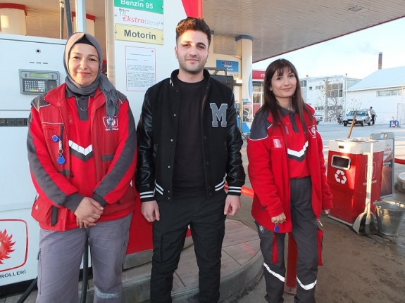 Burhaniye’de akaryakıt istasyonunda kadınlar işbaşında