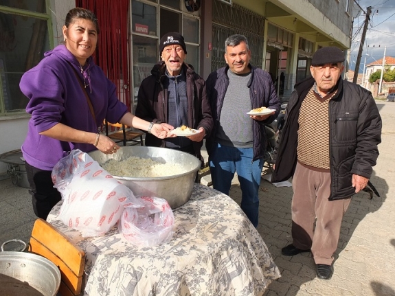 Burhaniye’de yemek firmaları hayır sahiplerinin işini kolaylaştırdı