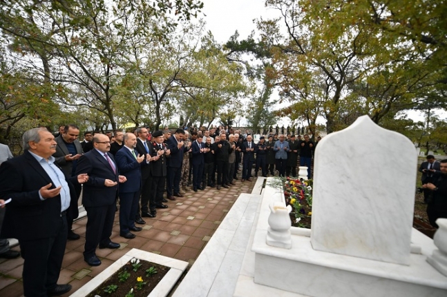 Havranlı Seyit Onbaşı Dualarla Anıldı. Kocaseyit için pilavları Vali Ustaoğlu dağıttı