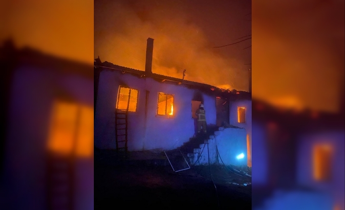 Sındırgı'da çıkan yangında bir ev kullanılamaz hale geldi