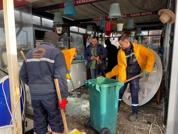 Ayvalık’ta kuvvetli fırtına ve yağış etkili oldu