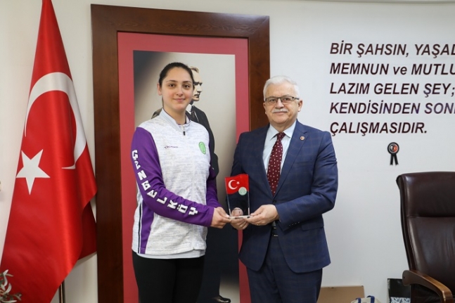 Burhaniye Belediyesi 2.Voleybol Turnuvası Katılımcılarından Başkan Deveciler'e Ziyaret