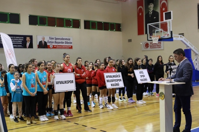Burhaniye Belediyesi 2.Voleybol Turnuvasının Açılışı Yapıldı