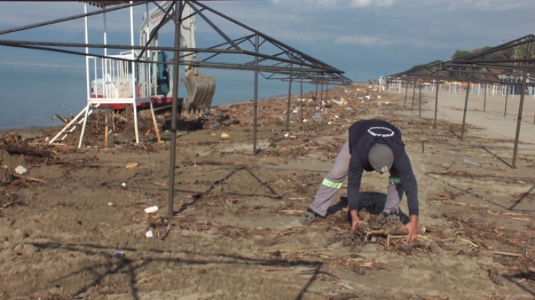 Burhaniye’de Selin Ardından Plajlar Temizleniyor