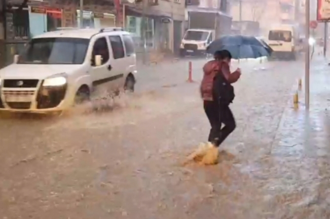 Edremit'te sağanak yağmur hayatı felç etti