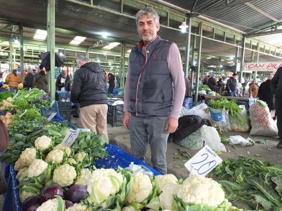 Burhaniyeli çiftçi, aracıyı ortadan çıkarınca ucuz satmaya başladı