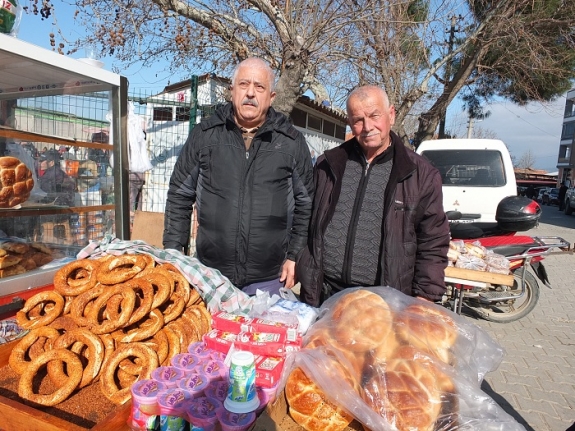 Burhaniyeli simitçi 40 yıldır türkü söylüyor