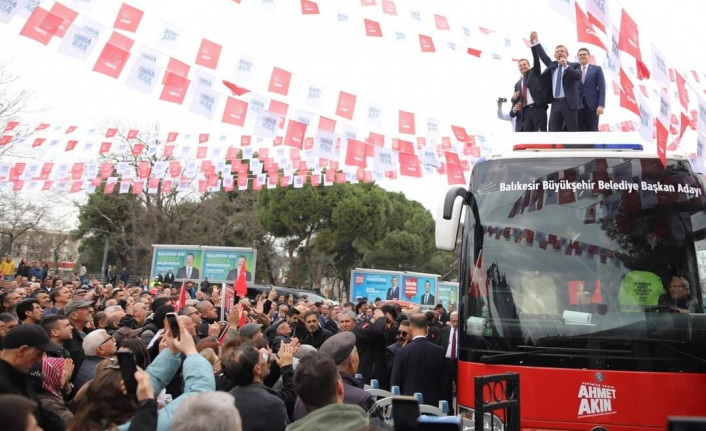 Özgür ve Akın, Erdoğan ve Yılmaz'ın mitinginin altında ezildi