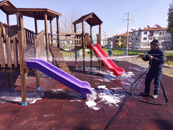 Ayvalık Belediyesi Temizlik İşleri Çalışmalarına Aralıksız Devam Ediyor