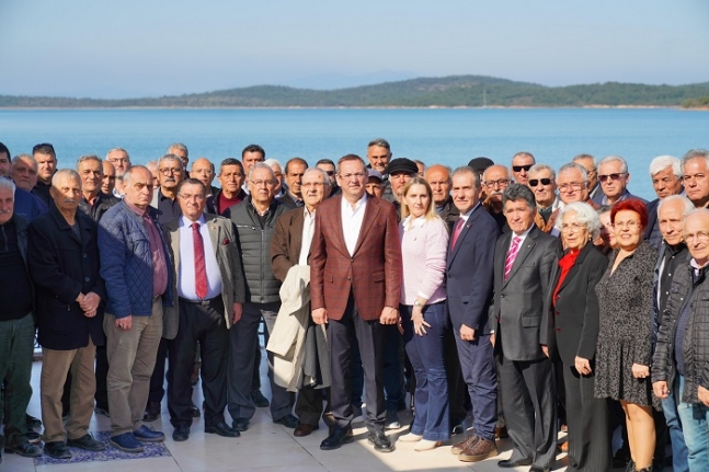 Ayvalık'ta Belediye Başkanı Mesut Ergin, partili büyükleri ile bir araya geldi