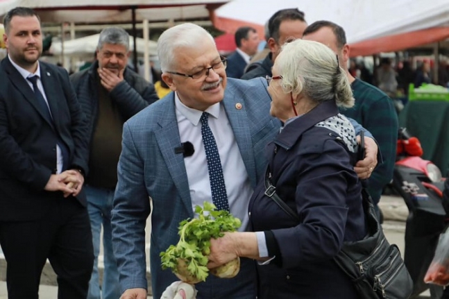 Başkan Deveciler, Cuma Pazarı’nda Esnaf ve Vatandaşlarla Buluştu