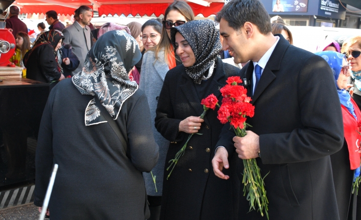 Başkan Vurmaz, Kadınlara Karanfil Dağıtıp Destek İstedi