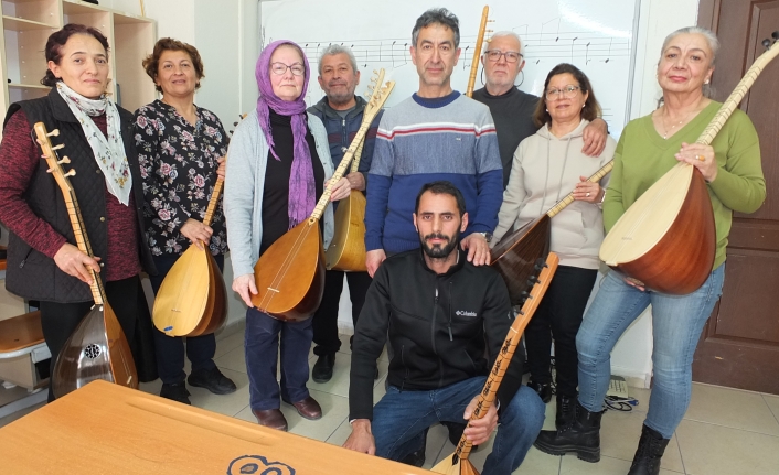 Burhaniye'de Emekliler Bağlama Çalmayı Öğreniyor