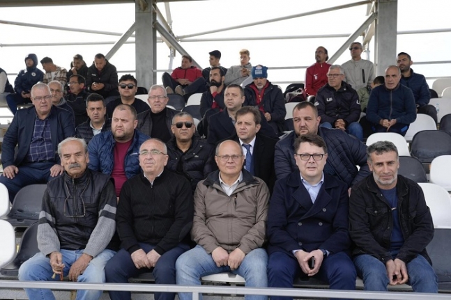 Burhaniye’de Aysel,  Belediye spor’un maçını izledi