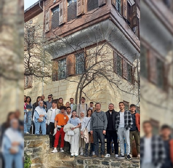 Burhaniye’de üniversiteliler tarihi mekânları ziyaret etti