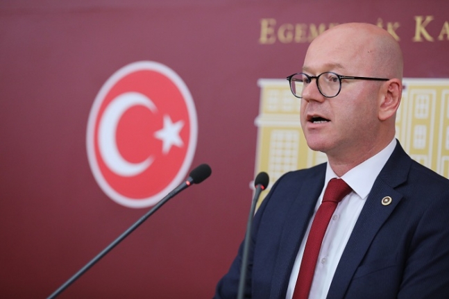 CHP Balıkesir Milletvekili Serkan Sarı, Büyükşehir Belediye Başkanı Yücel Yılmaz’a Ağır Eleştiriler