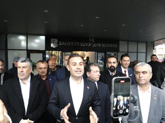 CHP’li Ahmet Akın Büyükşehir Çalışanlarıyla Bir Arada:"Kimsenin Ekmeğiyle Oynanmayacak"